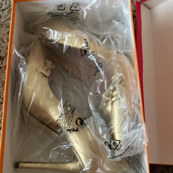 Kate Spade gold heels - Picture 4 of 10